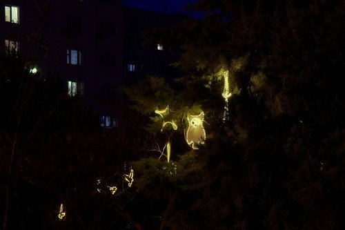 Фигурки зверей и звездочки в сквере в Балаклаве