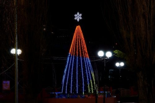 Новогодняя елка с трехмерным освещением